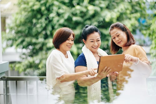 Preview: Senior women with digital tablet
