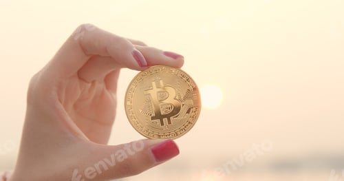 Preview: Woman holding bitcoin