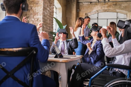 Preview: Entrepreneurs try virtual reality glasses to observe the renewable energy project
