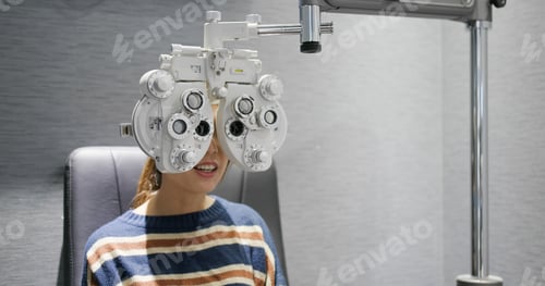 Preview: Woman check her eye at clinic