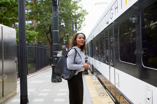 Preview: Businesswoman on platform by train
