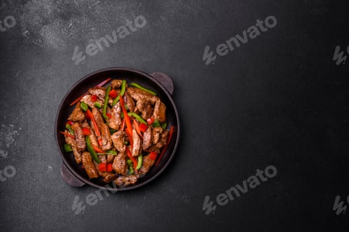 Vista previa: Deliciosa carne teriyaki asiática con pimientos rojos y verdes