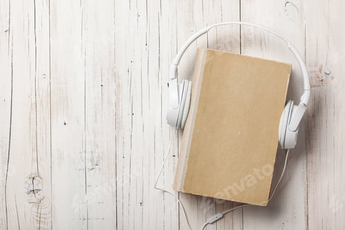 Aperçu: Audiobook concept with old book and headphones
