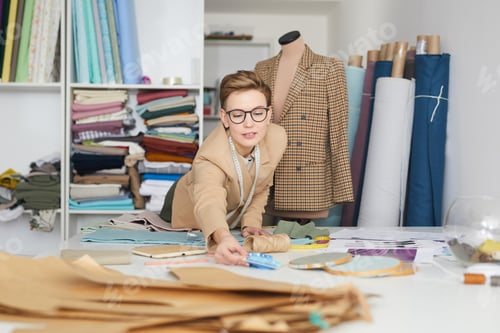 Preview: Tailor working with fabric