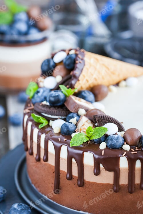Preview: Delicious Three Layer Chocolate Cake with Fresh Berries