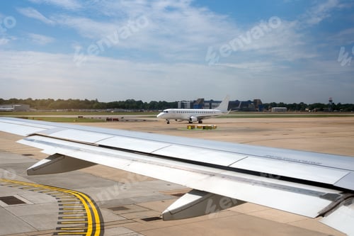 Preview: Airplane wing in the runway