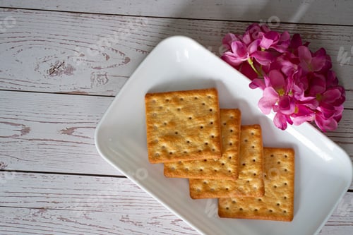 Preview: Breakfast serving of cream crackers