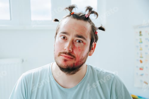 Preview: Man with unusual hairstyle and face paint in a bright indoor setting