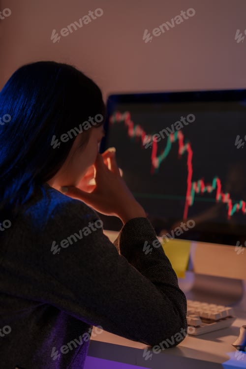 Preview: Businesswoman worried looking at descending stock market chart on computer