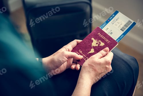Vista previa: A man preparing to travel