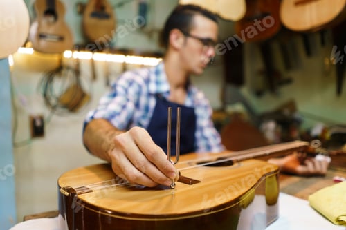 Preview: Artisan Lutemaker Tuning Handmade Classic Guitar With Diapason