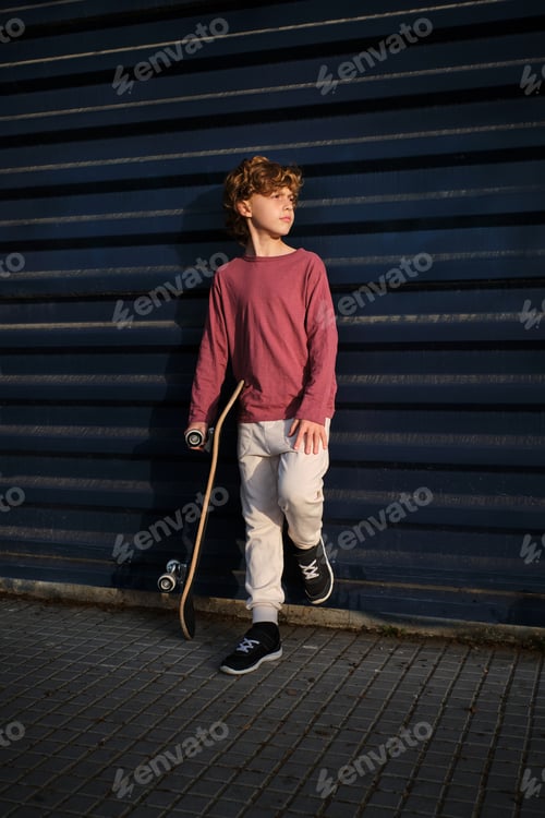 Preview: Little skater resting near wall