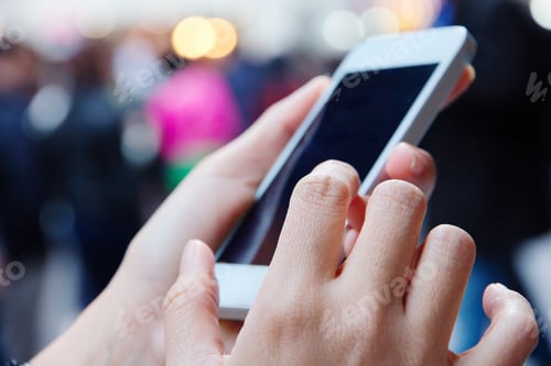 Vista previa: Teenage girl text messaging on her phone