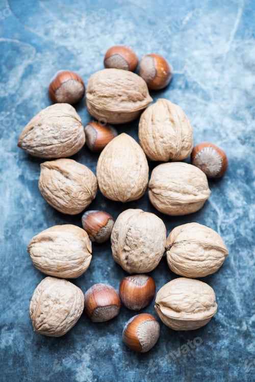 Preview: Walnuts in shell and hazelnuts