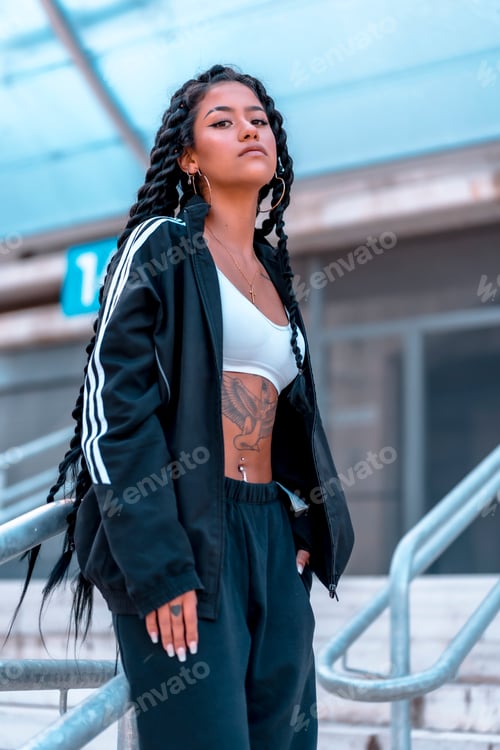 Preview: Urban session to trap dancer, with a young brunette of Latin ethnicity with braids