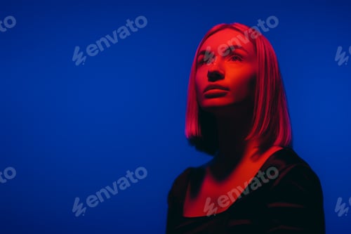 Preview: Blond lady on blue background