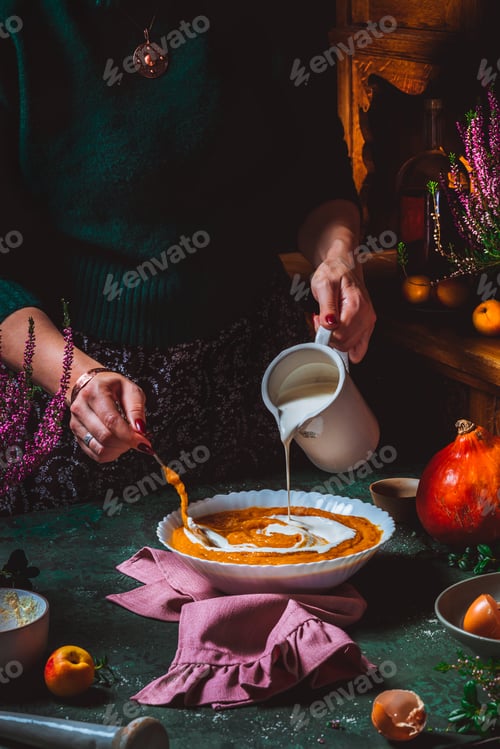 Preview: Cooking the famous American pumpkin pie A cook slices the pumpkin to make the pie filling. Close-up.
