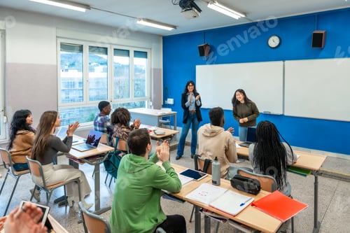 Visualização: Estudantes universitários batendo palmas após apresentação em sala de aula