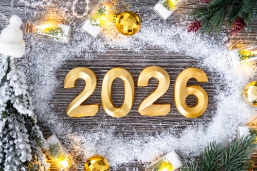 Visualização: Feliz Ano Novo, números dourados 2026 em aconchegante fundo de madeira cinza festivo