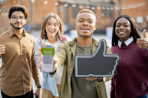 Preview: Students with Corona Vaccination app and thumb up