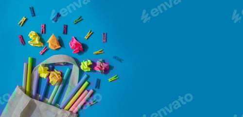 Visualização: Banner, cartaz, moldura, borda feita de material de papelaria escolar. Copie espaço para seu texto ou