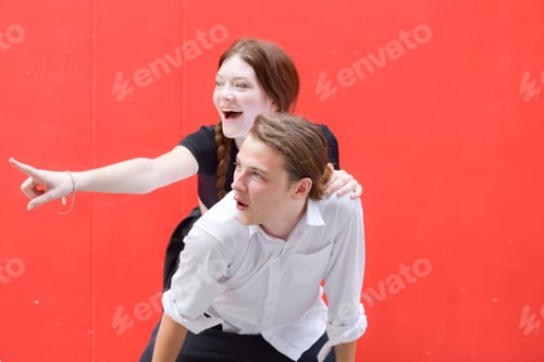Preview: A couple is enjoying a summer vacation in the red wall background, happily showing their love