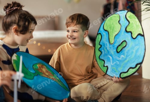Preview: Little children talking about environmental topics in the room.
