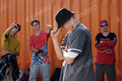 Preview: Gesturing Group of Youths in Casual Outfits