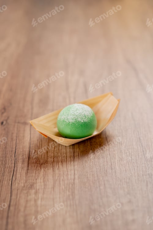 Preview: close-up in a fast food establishment on a wooden table there is a decorative plate with a green