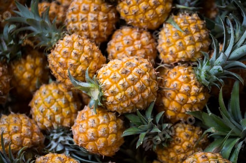 Preview: Selling fresh pineapple in the Indian market in Mauritius.