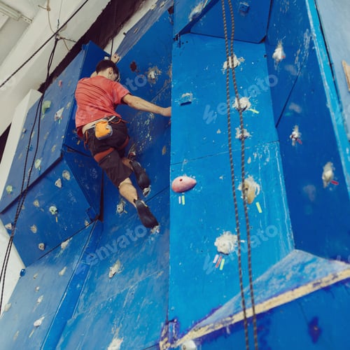 Preview: Fit man rock climbing