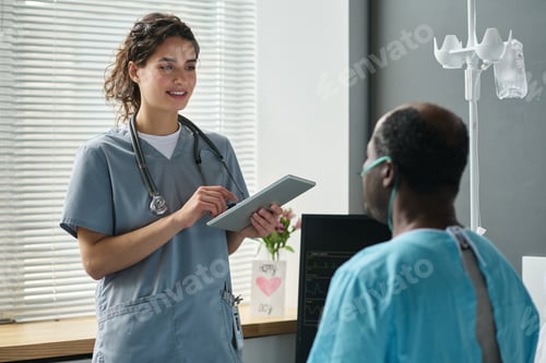 Preview: Nurse talking to patient in ward