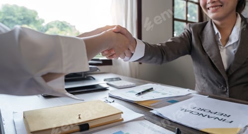 Preview: Asian businesswoman shakes hands with a successful woman entrepreneur in the business meeting