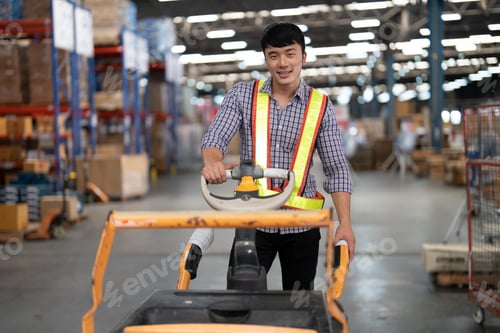 Vista previa: Worker working in the large depot storage warehouse