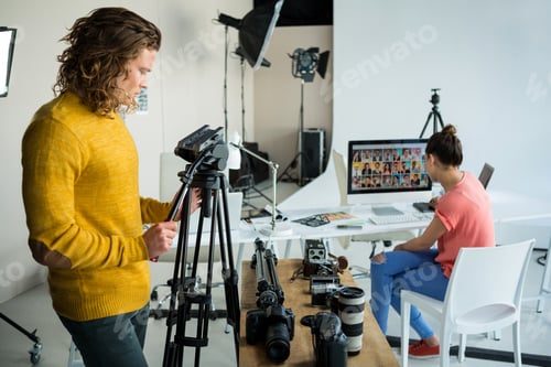 Preview: Photographers working in studio
