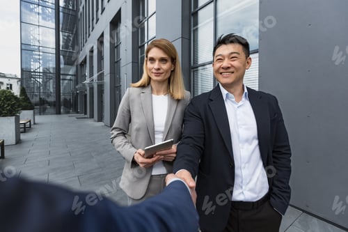Visualização: Encontro de negócios, três colegas de trabalho se cumprimentam, homens apertam a mão