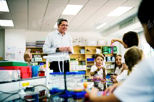 Visualização: Diversos alunos do jardim de infância com estruturas de aprendizagem de t