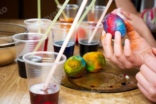 Preview: Children paint Easter eggs with colorful dyes in an unusual way