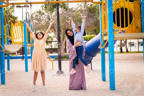 Preview: Happy family in Dubai