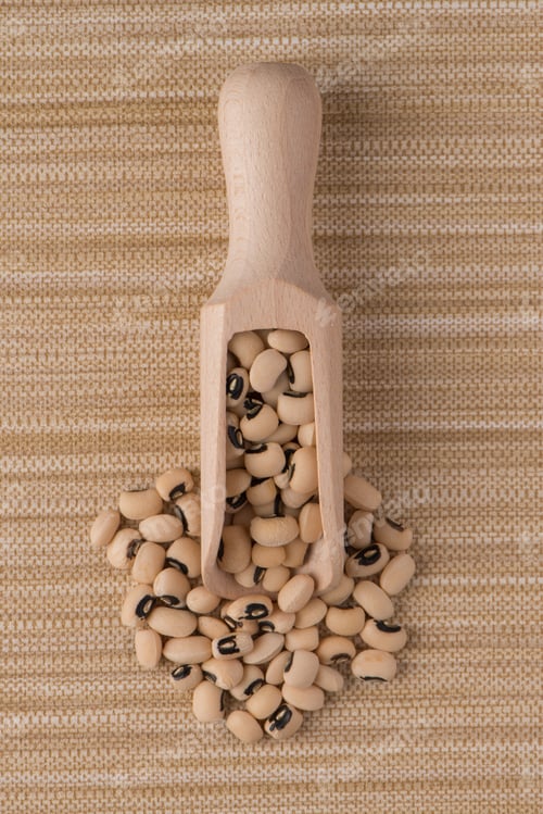 Preview: Wooden scoop with white beans