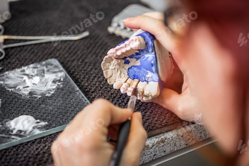 Vista previa: El técnico dental está pintando