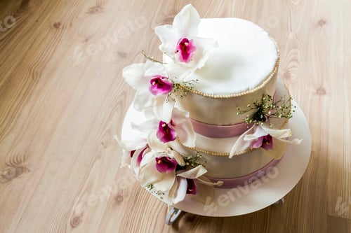 Preview: Beautiful wedding cake with flowers, close up of cake with blurr