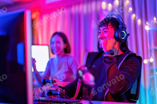 Vista previa: En casa, el jugador con auriculares se divierte jugando al juego en línea de transmisión de batallas