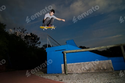 Preview: Skateboarder flying
