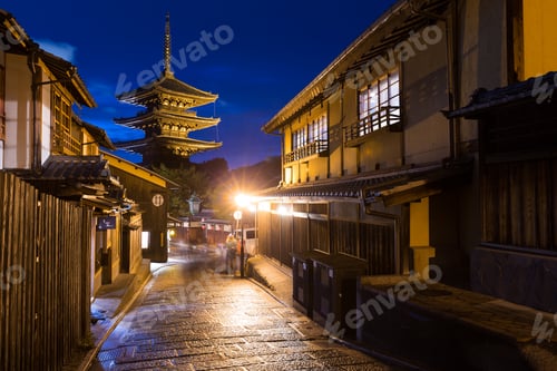 Preview: Yasaka Pagoda at night