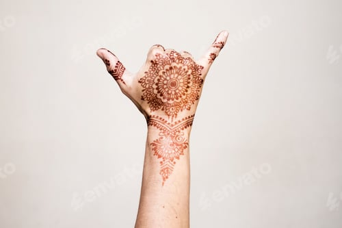 Preview: Hand with henna tattoo making gesture