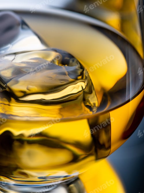 Preview: Glass of whisky with ice cubes, close-up shot
