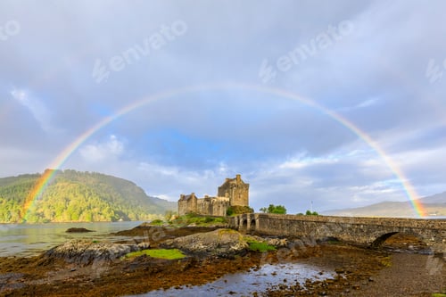 Preview: UK, Scotland, Dornie, Loch Duich, Eilean Donan Castle with rainbow