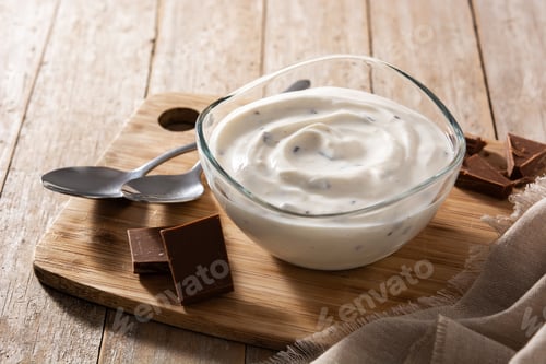 Preview: Stracciatella yogurt in transparent bowl isolated on white background