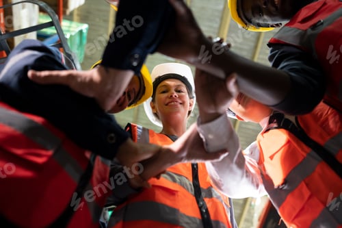 Preview: Warehouse workers checking the inventory.